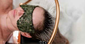 Rituel bien-être avec bandeau en pierre naturelle lors d'un soin Head Spa chez Sensibelle à Bordeaux