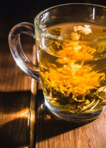 Tisane capillaire aux fleurs servie lors d'un soin Head Spa chez Sensibelle à Bordeaux